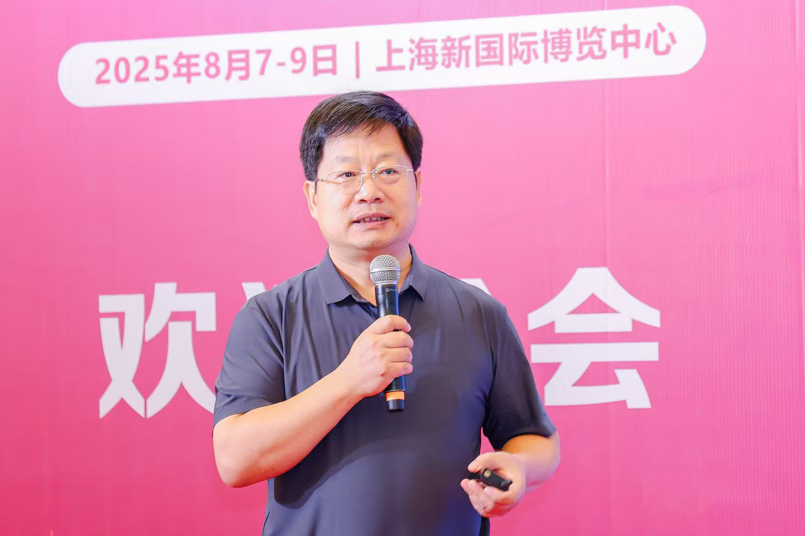 展会刘新利.jpg